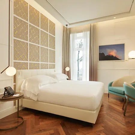 De Bonart Naples, Curio Collection By Hilton 5*